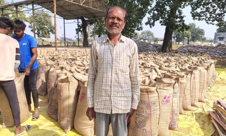 जिले के किसान धान उपार्जन केंद्रों में उत्साह के साथ पहुंच रहे अपना धान विक्रय करने जिले के किसान धान उपार्जन केंद्रों में उत्साह के साथ पहुंच रहे अपना धान विक्रय करने kshititech