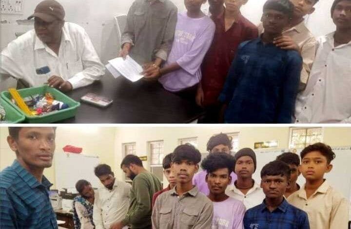 छात्रावास अधीक्षक की मनमानी डांट-फटकार लगाकर बच्चों से कराई जा रही बाथरूम की सफाई, जंग लगे बर्तनों में चटनी खाकर दिन गुजार रहे बच्चे छात्रावास अधीक्षक की मनमानी डांट-फटकार लगाकर बच्चों से कराई जा रही बाथरूम की सफाई, जंग लगे बर्तनों में चटनी खाकर दिन गुजार रहे बच्चे kshititech