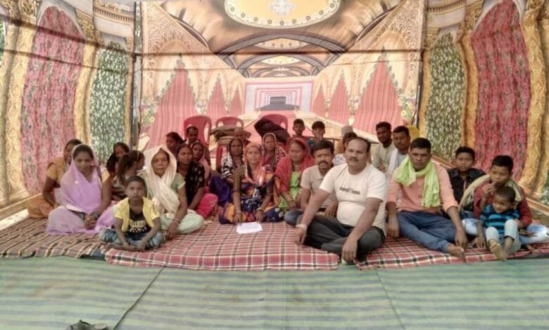 आदिवासी महिला सरपंच दो दिन से आमरण अनशन पर, प्रशासन है मौन आदिवासी महिला सरपंच दो दिन से आमरण अनशन पर, प्रशासन है मौन kshititech
