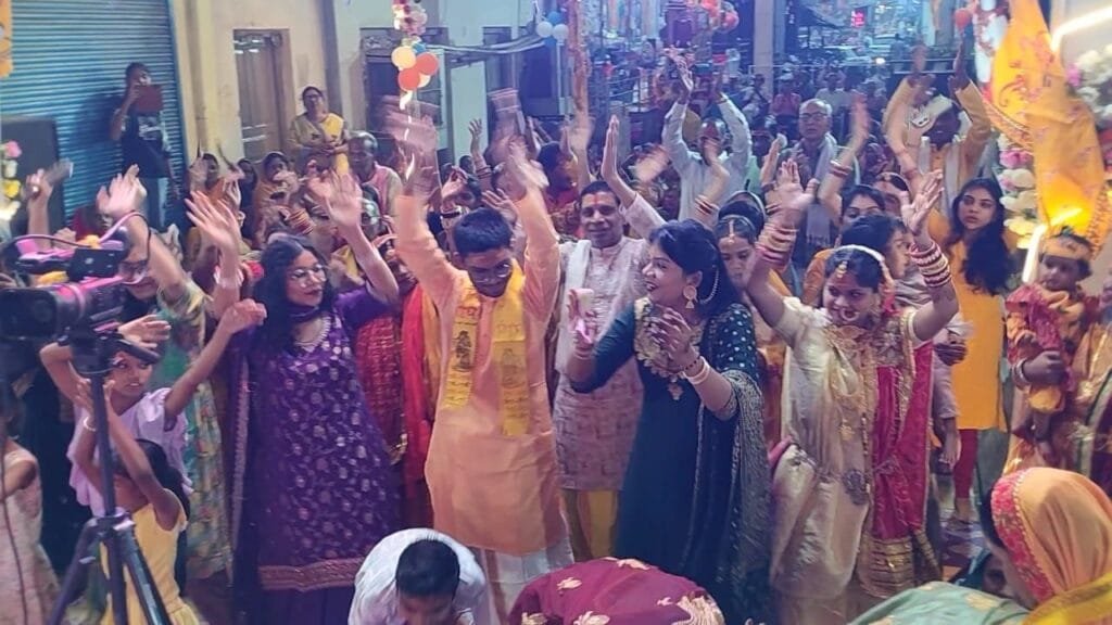 कथावाचक कथा कृष्णा तिवारी के श्री राम कृष्ण जन्म की कथा सुन भाव विभोर हुए श्रद्धालु, पूरा पंडाल राम कृष्ण जयकारों से गूंजा कथावाचक कथा कृष्णा तिवारी के श्री राम कृष्ण जन्म की कथा सुन भाव विभोर हुए श्रद्धालु, पूरा पंडाल राम कृष्ण जयकारों से गूंजा kshititech