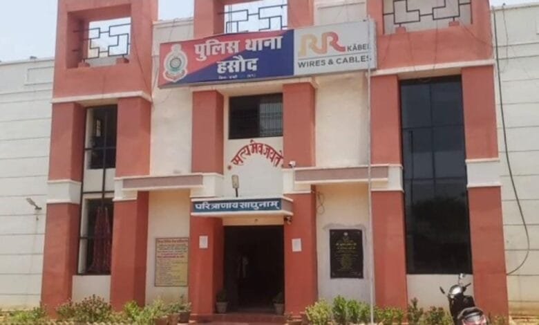 हसौद थाना क्षेत्र के गांवों में हो रहीं अवैध महुआ शराब की खरीदी बिक्री हसौद थाना क्षेत्र के गांवों में हो रहीं अवैध महुआ शराब की खरीदी बिक्री kshititech