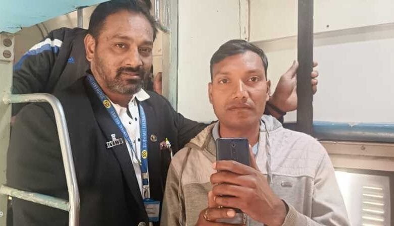 साउथ बिहार एक्सप्रेस (ट्रेन संख्या 13287) में चोरी की शिकायत पर रेलवे टीम की तत्परता से यात्री का मोबाइल बरामद साउथ बिहार एक्सप्रेस (ट्रेन संख्या 13287) में चोरी की शिकायत पर रेलवे टीम की तत्परता से यात्री का मोबाइल बरामद kshititech
