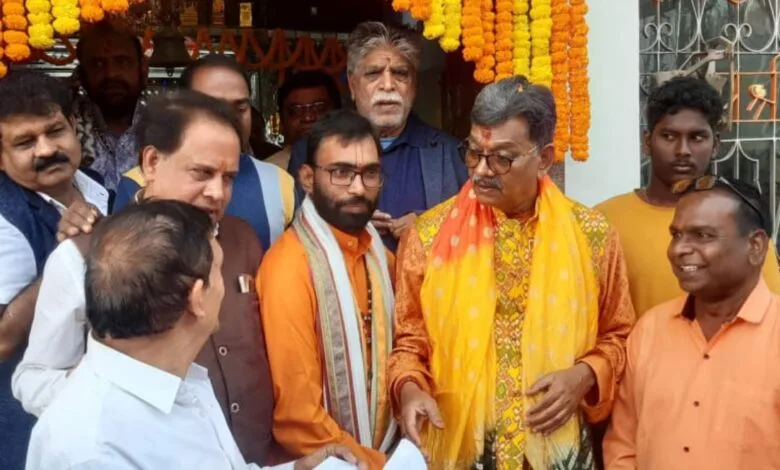 श्री सिद्ध हनुमान मंदिर में डॉ महंत ने जन्मदिन पर सपरिवार की पूजा अर्चना श्री सिद्ध हनुमान मंदिर में डॉ महंत ने जन्मदिन पर सपरिवार की पूजा अर्चना kshititech