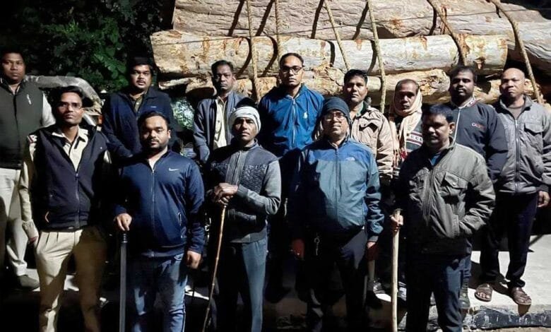 लट्ठा और जलाऊ लकड़ी का अवैध परिवहन करते दो ट्रैक्टर जब्त लट्ठा और जलाऊ लकड़ी का अवैध परिवहन करते दो ट्रैक्टर जब्त kshititech