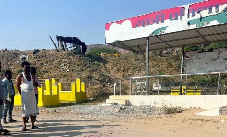 ट्रैक्टर चालक ने आंगन बाडी़ के सामने नाबालिक बच्चे को कुचला ट्रैक्टर चालक ने आंगन बाडी़ के सामने नाबालिक बच्चे को कुचला kshititech
