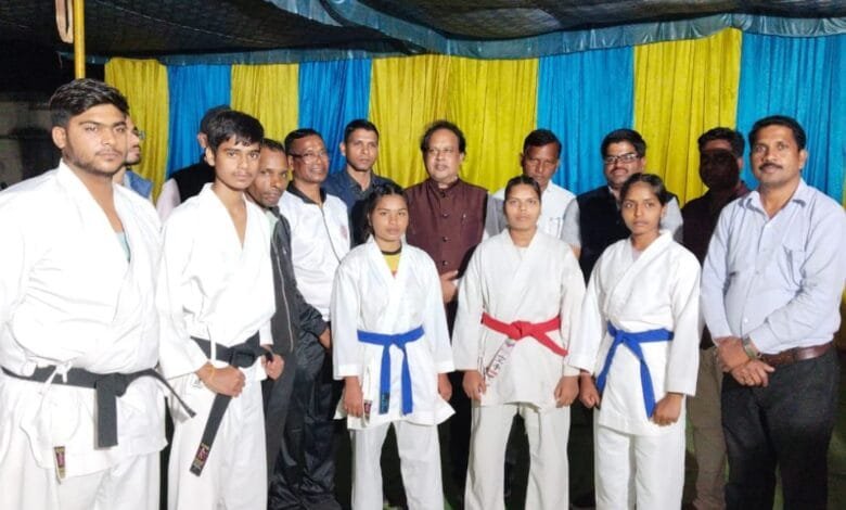 नहीं डरेगी अब भारत की बेटी आगाज के साथ बालिका कराटे प्रशिक्षण का समापन नहीं डरेगी अब भारत की बेटी आगाज के साथ बालिका कराटे प्रशिक्षण का समापन kshititech