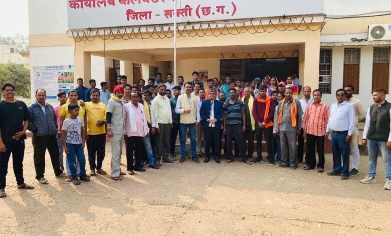 मूर्ति विवाद में राजा धर्मेंद्र सिंह पहुंचे कलेक्टर कार्यालय<br>कलेक्टर को सौपा ज्ञापन मूर्ति विवाद में राजा धर्मेंद्र सिंह पहुंचे कलेक्टर कार्यालय<br>कलेक्टर को सौपा ज्ञापन kshititech