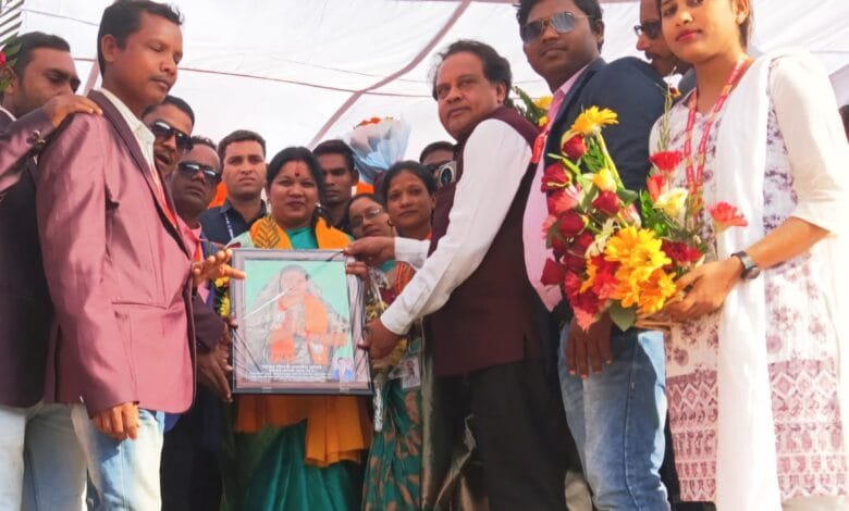 सांसद कमलेश जांगड़े ने कमला हरी एवेन्यू में मनाया अपना जन्मदिन सांसद कमलेश जांगड़े ने कमला हरी एवेन्यू में मनाया अपना जन्मदिन kshititech