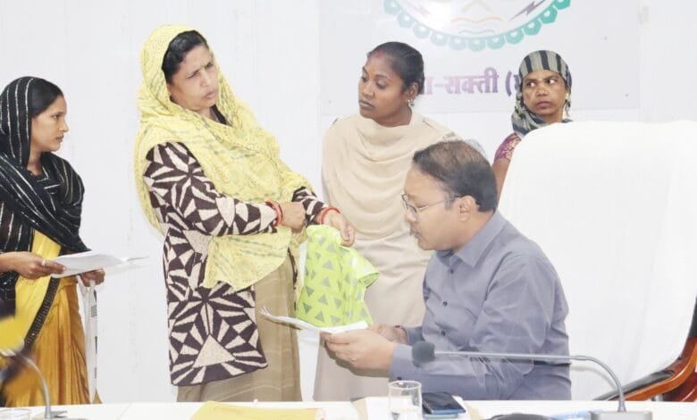 कलेक्टर ने जनदर्शन में सुनी आमजनो की विभिन्न समस्याएं कलेक्टर ने जनदर्शन में सुनी आमजनो की विभिन्न समस्याएं kshititech