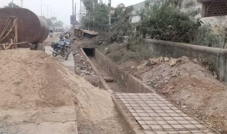 गौरव पथ सड़क एवं नाली निर्माण कार्यों में गुणवत्ता की अनदेख गौरव पथ सड़क एवं नाली निर्माण कार्यों में गुणवत्ता की अनदेख kshititech