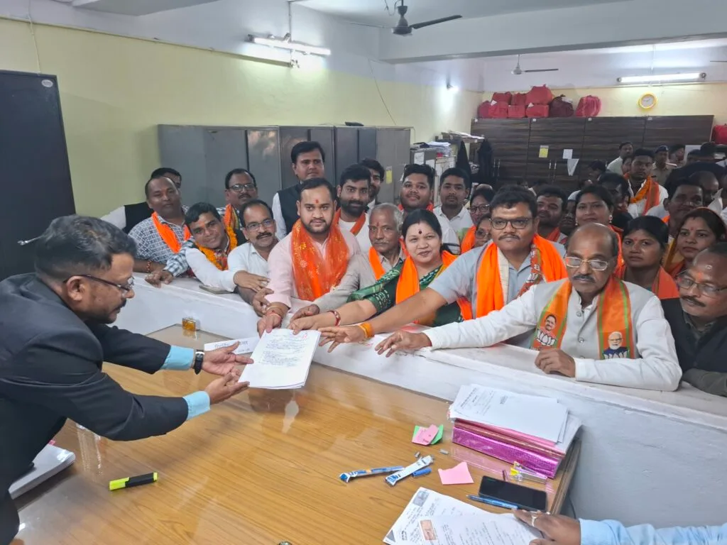 सक्ती नगर पालिका अध्यक्ष के लिए कांग्रेस से रीना गेवाड़ीन , बीजेपी से चिराग अग्रवाल तो वहीं निर्दलीय प्रत्याशी के रूप में श्याम सुंदर अग्रवाल ने भरा नामांकन सक्ती नगर पालिका अध्यक्ष के लिए कांग्रेस से रीना गेवाड़ीन , बीजेपी से चिराग अग्रवाल तो वहीं निर्दलीय प्रत्याशी के रूप में श्याम सुंदर अग्रवाल ने भरा नामांकन kshititech