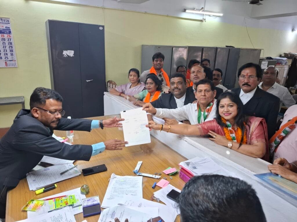 सक्ती नगर पालिका अध्यक्ष के लिए कांग्रेस से रीना गेवाड़ीन , बीजेपी से चिराग अग्रवाल तो वहीं निर्दलीय प्रत्याशी के रूप में श्याम सुंदर अग्रवाल ने भरा नामांकन सक्ती नगर पालिका अध्यक्ष के लिए कांग्रेस से रीना गेवाड़ीन , बीजेपी से चिराग अग्रवाल तो वहीं निर्दलीय प्रत्याशी के रूप में श्याम सुंदर अग्रवाल ने भरा नामांकन kshititech