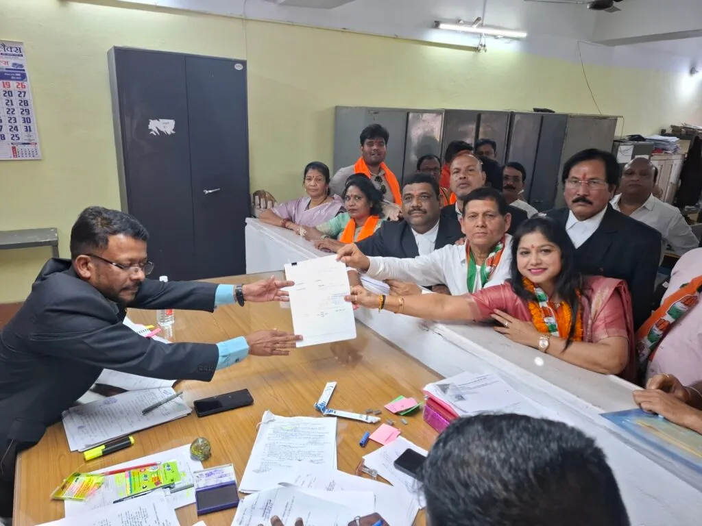 सक्ती नगर पालिका अध्यक्ष के लिए कांग्रेस से रीना गेवाड़ीन , बीजेपी से चिराग अग्रवाल तो वहीं निर्दलीय प्रत्याशी के रूप में श्याम सुंदर अग्रवाल ने भरा नामांकन सक्ती नगर पालिका अध्यक्ष के लिए कांग्रेस से रीना गेवाड़ीन , बीजेपी से चिराग अग्रवाल तो वहीं निर्दलीय प्रत्याशी के रूप में श्याम सुंदर अग्रवाल ने भरा नामांकन kshititech