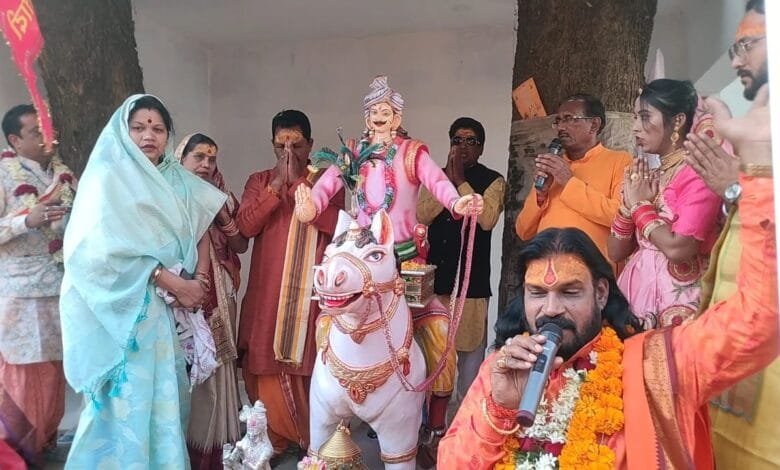 सांसद श्रीमती कमलेश जांगड़े द्वारा ग्राम सरजुनी में ठाकुर देव की प्रतिमा का अनावरण किया गया सांसद श्रीमती कमलेश जांगड़े द्वारा ग्राम सरजुनी में ठाकुर देव की प्रतिमा का अनावरण किया गया kshititech