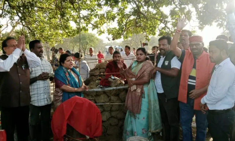 नव वर्ष पर आस्था के दरबार में श्रद्धालुओं की उमड़ी भीड़ धर्मराज बाबा से लिया आशीर्वाद नव वर्ष पर आस्था के दरबार में श्रद्धालुओं की उमड़ी भीड़ धर्मराज बाबा से लिया आशीर्वाद kshititech