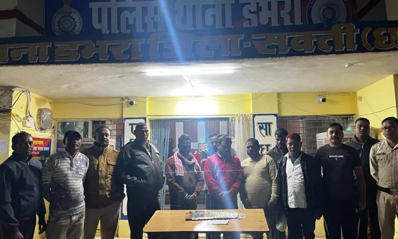52 परी से रूपये पैसे का दाव लगाकर जुआ खेलने वाले 07 आरोपियो को डभरा पुलिस ने किया गिरफ्तार, 30100 रूपये किये जप्त 52 परी से रूपये पैसे का दाव लगाकर जुआ खेलने वाले 07 आरोपियो को डभरा पुलिस ने किया गिरफ्तार, 30100 रूपये किये जप्त kshititech