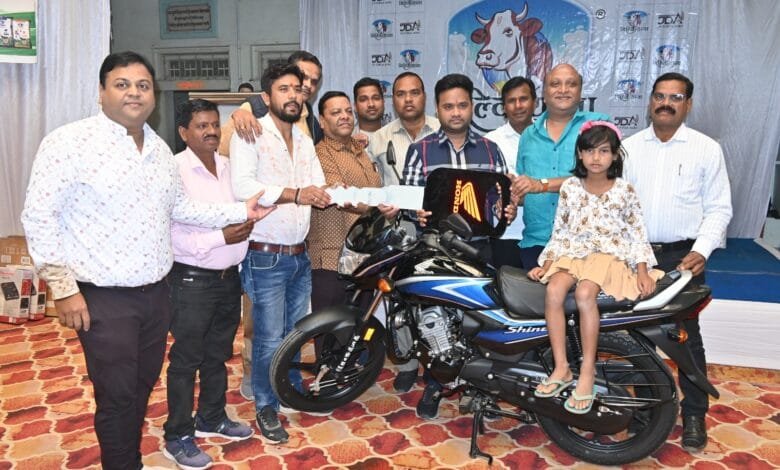 मिल्कयाना पशु आहार द्वारा किया गया ग्राहक सम्मेलन का आयोजन एवं लकी ड्रा में मोटरसाइकिल के प्रथम विजेता बने सक्ती के आकाश सिंह ठाकुर मिल्कयाना पशु आहार द्वारा किया गया ग्राहक सम्मेलन का आयोजन एवं लकी ड्रा में मोटरसाइकिल के प्रथम विजेता बने सक्ती के आकाश सिंह ठाकुर kshititech