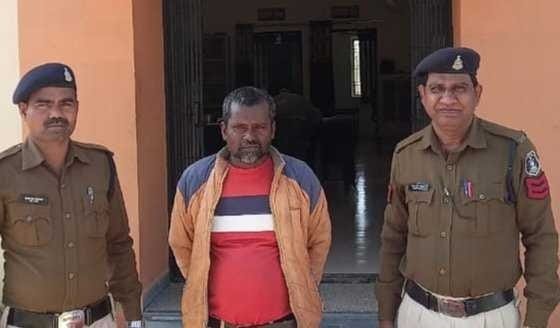 जामचुंआ कलमीभांठा गांव से महुआ शराब बेचने वाला आरोपी गिरफ्तार<br>7 लीटर महुआ शराब जब्त जामचुंआ कलमीभांठा गांव से महुआ शराब बेचने वाला आरोपी गिरफ्तार<br>7 लीटर महुआ शराब जब्त kshititech