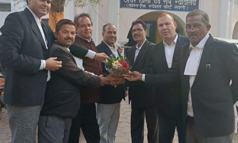 अधिवक्ता संघ ने सचिव सुरीत चंद्रा का मनाया जन्मदिन अधिवक्ता संघ ने सचिव सुरीत चंद्रा का मनाया जन्मदिन kshititech
