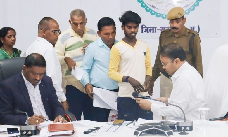 कलेक्टर ने जनदर्शन में सुनी आमजनों की विभिन्न समस्याएं कलेक्टर ने जनदर्शन में सुनी आमजनों की विभिन्न समस्याएं kshititech