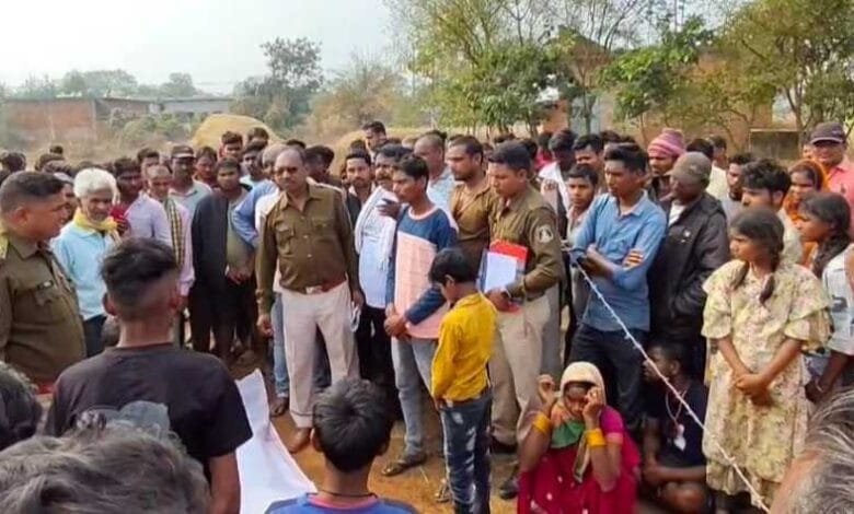 बाइक सवार व्यक्ति की फेंसिंग तार से गला कटने से हुई मौके पर मौत<br>राशन लेने ठठारी गांव जा रहा था व्यक्ति, शव का किया गया पोस्टमार्टम बाइक सवार व्यक्ति की फेंसिंग तार से गला कटने से हुई मौके पर मौत<br>राशन लेने ठठारी गांव जा रहा था व्यक्ति, शव का किया गया पोस्टमार्टम kshititech