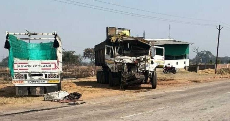 बोरदा गांव के NH-49 में ट्रक और माजदा में हुई जोरदार भिड़ंत<br>बिलासपुर ले जाते समय घायल माजदा ड्राइवर ने तोड़ा दम, केस दर्ज बोरदा गांव के NH-49 में ट्रक और माजदा में हुई जोरदार भिड़ंत<br>बिलासपुर ले जाते समय घायल माजदा ड्राइवर ने तोड़ा दम, केस दर्ज kshititech