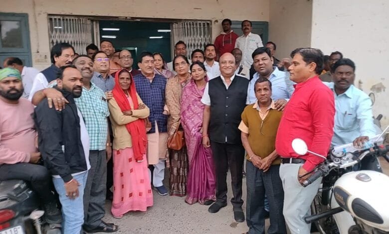 सक्ती नगर पालिका कांग्रेस पर्यवेक्षक हरीश परसाई को अध्यक्ष पार्षद के लिए सभी ने सौंपा बायोडाटा सक्ती नगर पालिका कांग्रेस पर्यवेक्षक हरीश परसाई को अध्यक्ष पार्षद के लिए सभी ने सौंपा बायोडाटा kshititech