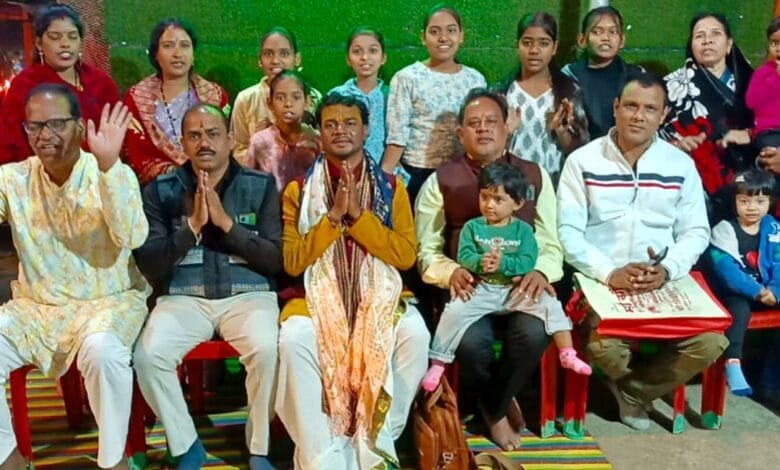 श्री सिद्ध हनुमान मंदिर के ८७ वीं महाआरती में पंडित सोनू तिवारी के साथ ट्रैफिक निरीक्षक हुए शामिल श्री सिद्ध हनुमान मंदिर के ८७ वीं महाआरती में पंडित सोनू तिवारी के साथ ट्रैफिक निरीक्षक हुए शामिल kshititech