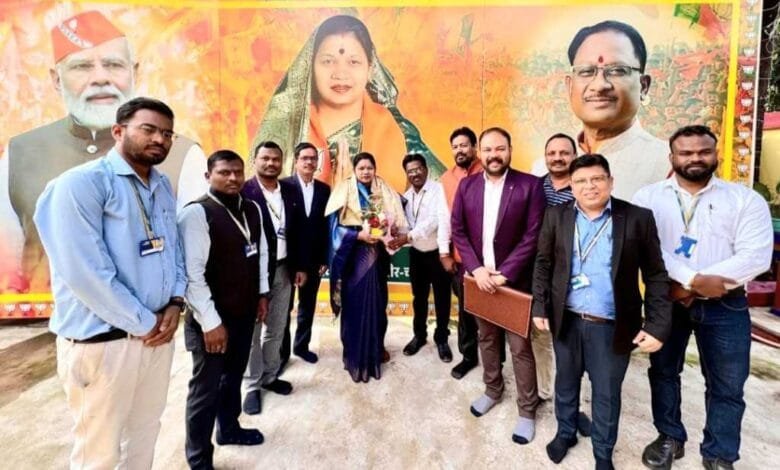 विकास अधिकारीयों द्वारा माननीय सांसद को दिया गया बीमा कानून संशोधन के विरोध में ज्ञापन विकास अधिकारीयों द्वारा माननीय सांसद को दिया गया बीमा कानून संशोधन के विरोध में ज्ञापन kshititech