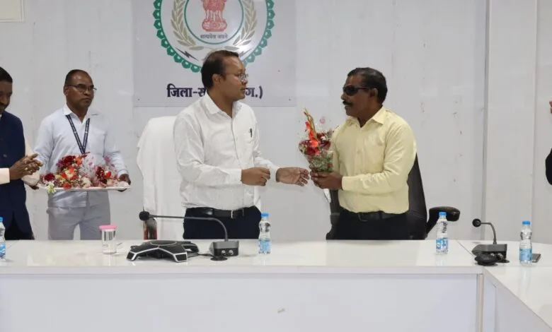जिला कोषालय अधिकारी को दी गई भावभीनी विदाई जिला कोषालय अधिकारी को दी गई भावभीनी विदाई kshititech