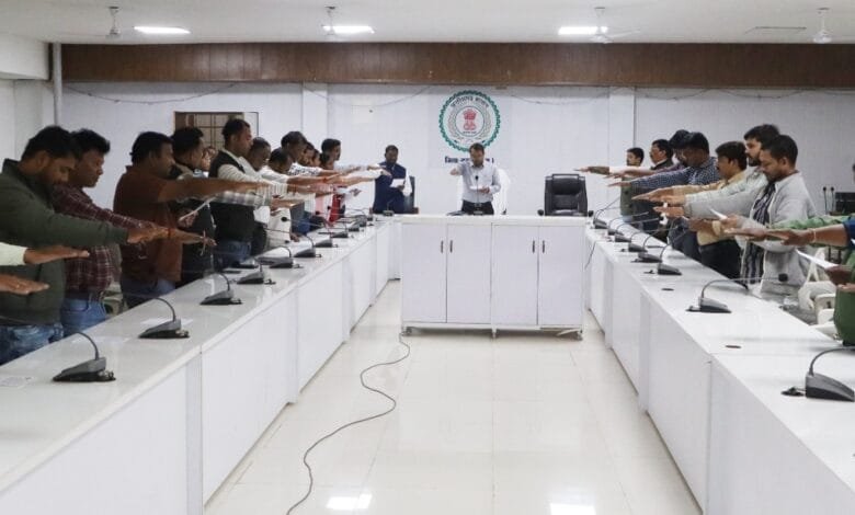 कलेक्टर ने मतदाता दिवस के अवसर पर अधिकारियों-कर्मचारियों को दिलाई शपथ कलेक्टर ने मतदाता दिवस के अवसर पर अधिकारियों-कर्मचारियों को दिलाई शपथ kshititech