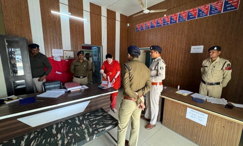 थाना डभरा एवं चन्द्रपुर का आकस्मिक निरीक्षण किया पुलिस अधीक्षक अंकिता शर्मा ने थाना डभरा एवं चन्द्रपुर का आकस्मिक निरीक्षण किया पुलिस अधीक्षक अंकिता शर्मा ने kshititech