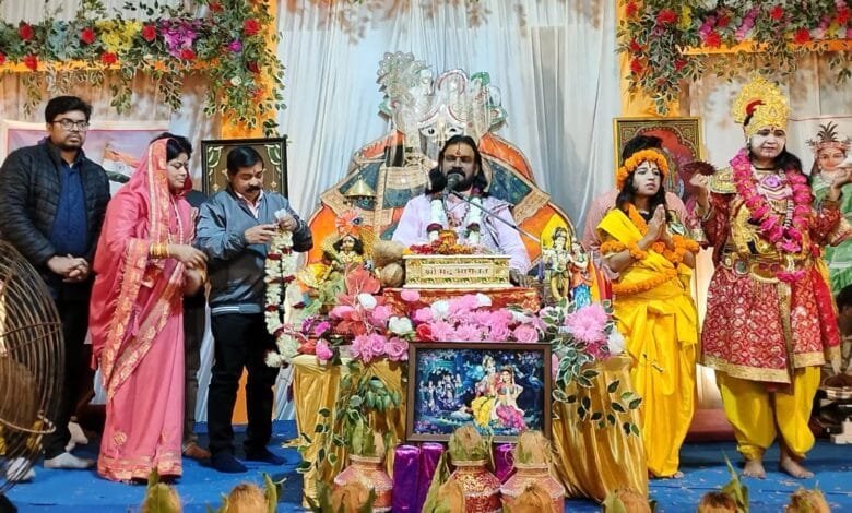 भागवत कथा के दूसरे दिन आचार्य राजेंद्र महाराज ने राजा परीक्षित, भीष्म पितामह, शुकदेव कथा का वर्णन करते हुए भक्तगणों को कथा श्रवण कराया भागवत कथा के दूसरे दिन आचार्य राजेंद्र महाराज ने राजा परीक्षित, भीष्म पितामह, शुकदेव कथा का वर्णन करते हुए भक्तगणों को कथा श्रवण कराया kshititech