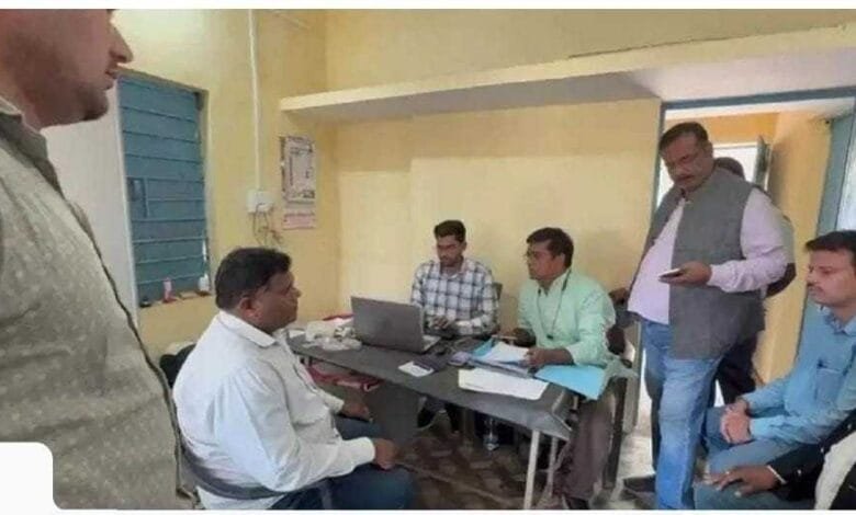 राजस्व निरीक्षक, बद्रीनारायण जांगड़े को एंटी करप्शन की टीम ने रिश्वत लेते रंगे हाथों पकड़ा राजस्व निरीक्षक, बद्रीनारायण जांगड़े को एंटी करप्शन की टीम ने रिश्वत लेते रंगे हाथों पकड़ा kshititech
