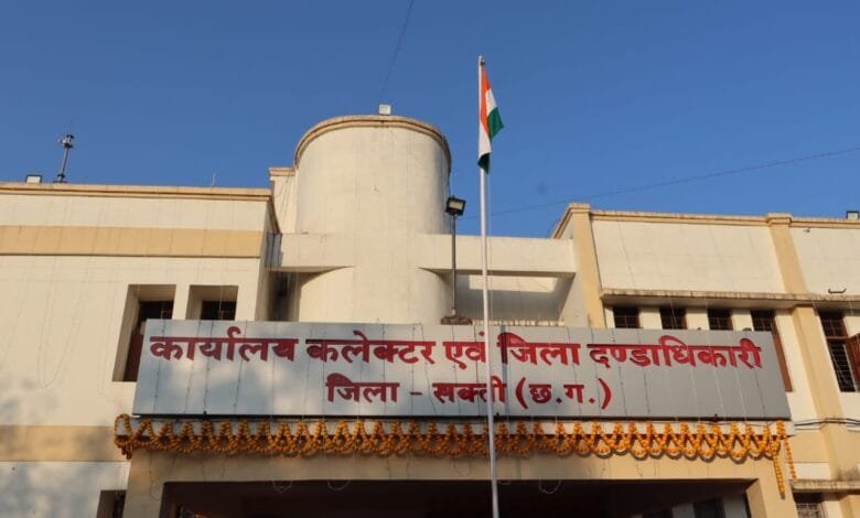 कलेक्टर अमृत विकास तोपनो ने कलेक्टोरेट कार्यालय में किया ध्वजारोहण ,जिलेवासियों को गणतंत्र दिवस की दी बधाई और शुभकामनाएं कलेक्टर अमृत विकास तोपनो ने कलेक्टोरेट कार्यालय में किया ध्वजारोहण ,जिलेवासियों को गणतंत्र दिवस की दी बधाई और शुभकामनाएं kshititech