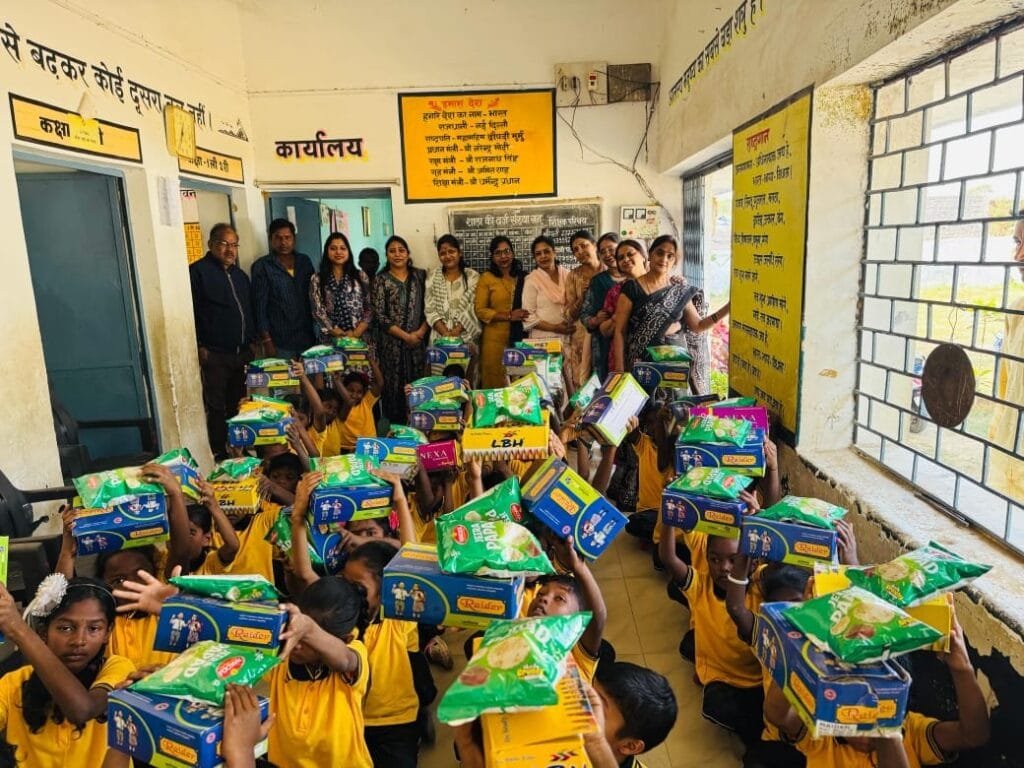 महिला जागृति शाखा ने किया स्कूल में विभिन्न सामग्रियों का वितरण महिला जागृति शाखा ने किया स्कूल में विभिन्न सामग्रियों का वितरण kshititech