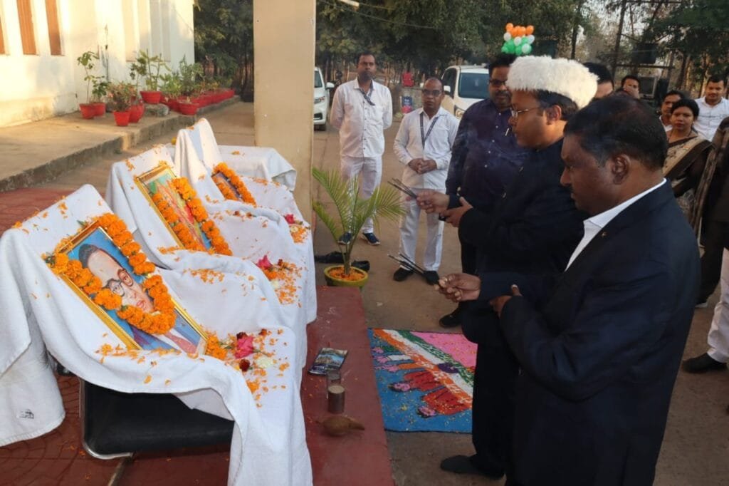 कलेक्टर अमृत विकास तोपनो ने कलेक्टोरेट कार्यालय में किया ध्वजारोहण ,जिलेवासियों को गणतंत्र दिवस की दी बधाई और शुभकामनाएं कलेक्टर अमृत विकास तोपनो ने कलेक्टोरेट कार्यालय में किया ध्वजारोहण ,जिलेवासियों को गणतंत्र दिवस की दी बधाई और शुभकामनाएं kshititech