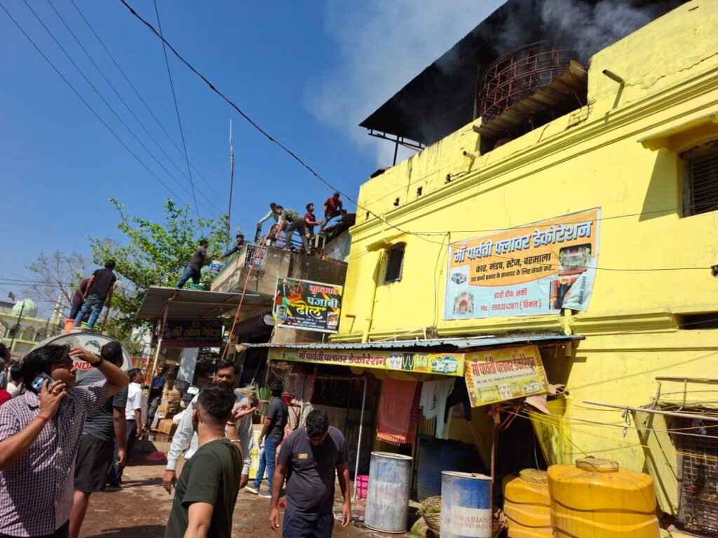 सक्ती के हटरी चौक स्थित मां पार्वती फ्लावर (विमल बंगाली) फूल वाले के यहां लगी भीषण आग kshititech