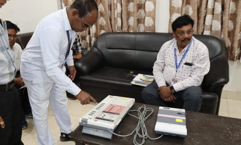 मीडिया प्रतिनिधियों और कलेक्टर कार्यालय के अधिकारियों कर्मचारियों को ईव्हीएम और निर्वाचन प्रक्रिया की दी गई विस्तार से जानकारी मीडिया प्रतिनिधियों और कलेक्टर कार्यालय के अधिकारियों कर्मचारियों को ईव्हीएम और निर्वाचन प्रक्रिया की दी गई विस्तार से जानकारी kshititech
