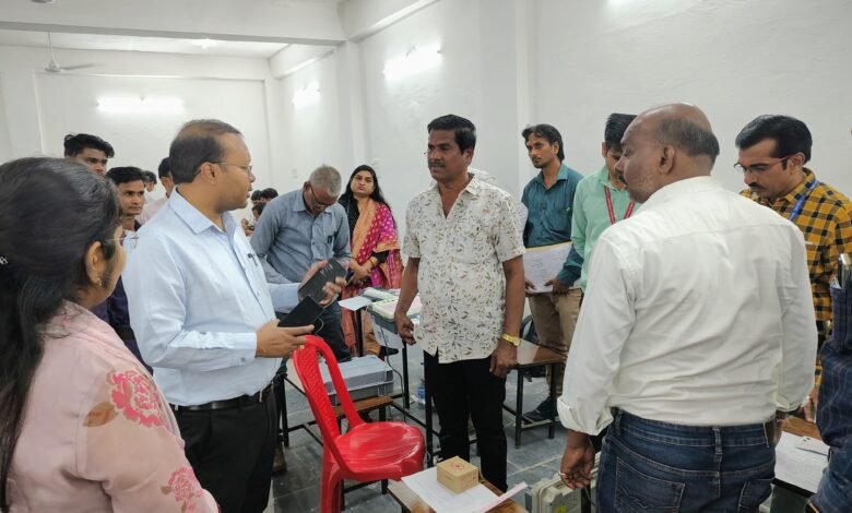 कलेक्टर की उपस्थिति में ईव्हीएम मशीनों का किया गया कमीशनिंग कलेक्टर की उपस्थिति में ईव्हीएम मशीनों का किया गया कमीशनिंग kshititech