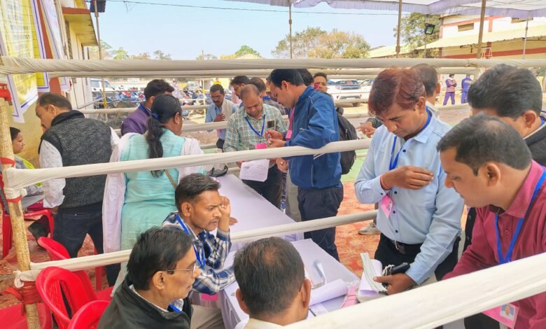 मतदान केन्द्रों के लिए मतदान दल हुए रवाना मतदान केन्द्रों के लिए मतदान दल हुए रवाना kshititech