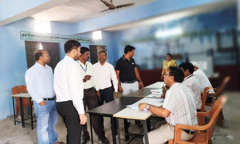 कलेक्टर ने विभिन्न मतदान केंद्र पहुंचकर मतदान की व्यवस्थाओं का किया निरीक्षण कलेक्टर ने विभिन्न मतदान केंद्र पहुंचकर मतदान की व्यवस्थाओं का किया निरीक्षण kshititech