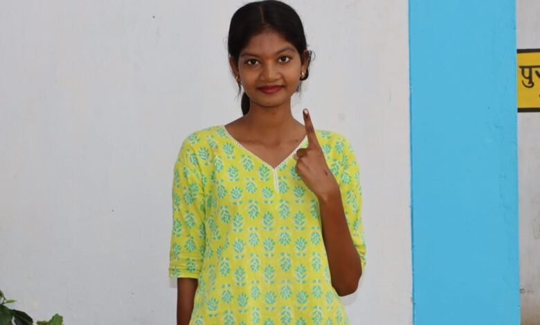 18 वर्षीय मधुलिका गोपाल ने किया पहला मतदान, लोकतंत्र में निभाई अपनी अहम भूमिका 18 वर्षीय मधुलिका गोपाल ने किया पहला मतदान, लोकतंत्र में निभाई अपनी अहम भूमिका kshititech