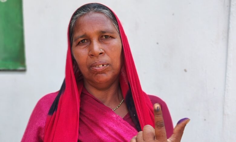 मतदान के बाद बुजुर्ग मतदाताओं ने भी उंगली में लगे अमिट स्याही का दिखाया निशान मतदान के बाद बुजुर्ग मतदाताओं ने भी उंगली में लगे अमिट स्याही का दिखाया निशान kshititech