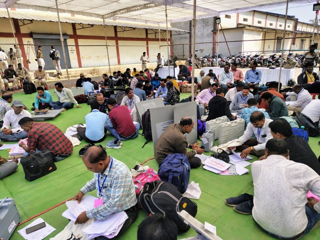 मतदान केन्द्रों के लिए मतदान दल हुए रवाना मतदान केन्द्रों के लिए मतदान दल हुए रवाना kshititech