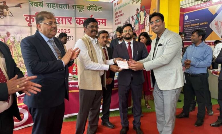 पंजाब नेशनल बैंक के एक्जीक्यूटिव डायरेक्टर ने किया CA आयुष गर्ग को सम्मानित पंजाब नेशनल बैंक के एक्जीक्यूटिव डायरेक्टर ने किया CA आयुष गर्ग को सम्मानित kshititech
