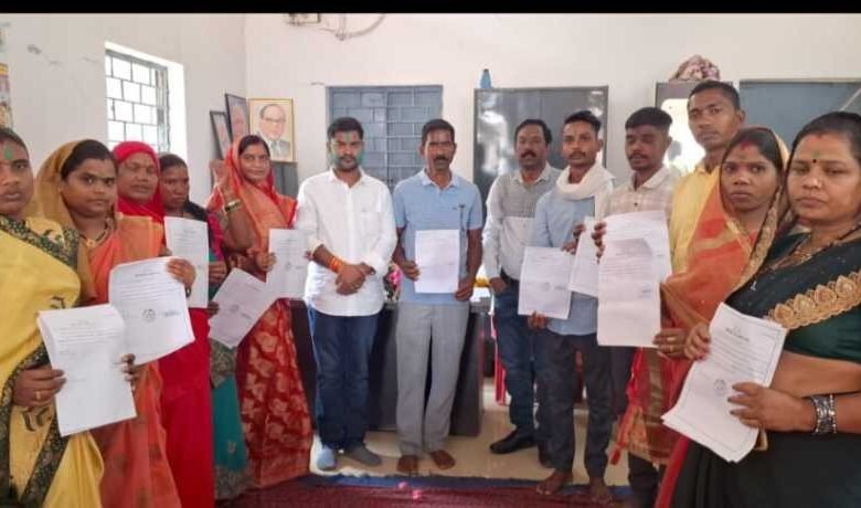 ग्राम पंचायत देवरमाल के नवनिर्वाचित सरपंच योगेंद्र साहू और ग्राम के नवनिर्वाचित 11 पंचों ने ली शपथ ग्राम पंचायत देवरमाल के नवनिर्वाचित सरपंच योगेंद्र साहू और ग्राम के नवनिर्वाचित 11 पंचों ने ली शपथ kshititech