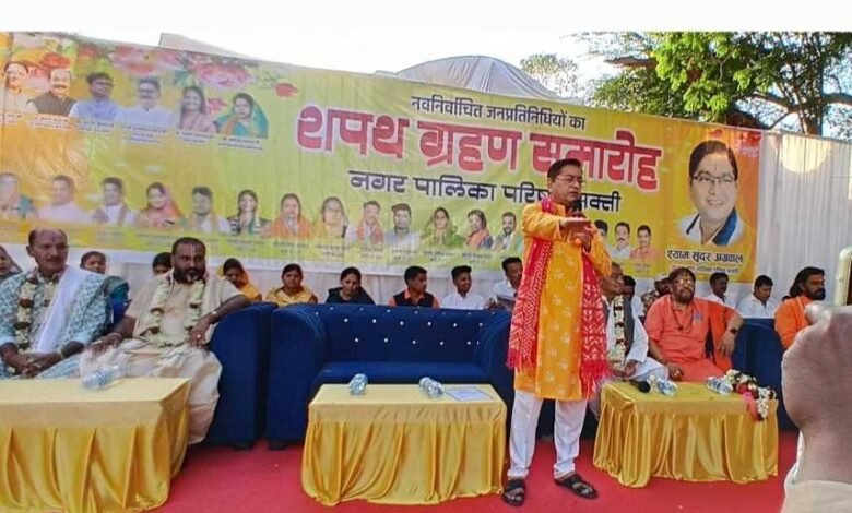 राम नाम का चोला पहनकर निर्दलीय प्रत्याशी नगर पालिका अध्यक्ष श्याम सुंदर अग्रवाल ने ली शपथ राम नाम का चोला पहनकर निर्दलीय प्रत्याशी नगर पालिका अध्यक्ष श्याम सुंदर अग्रवाल ने ली शपथ kshititech