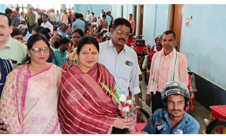 सांसद कमलेश जांगड़े एवं नगर पालिका अध्यक्ष श्याम सुंदर ने अपने कर कमलो से हितग्राहियों को प्रदान किया कृत्रिम अंग सांसद कमलेश जांगड़े एवं नगर पालिका अध्यक्ष श्याम सुंदर ने अपने कर कमलो से हितग्राहियों को प्रदान किया कृत्रिम अंग kshititech