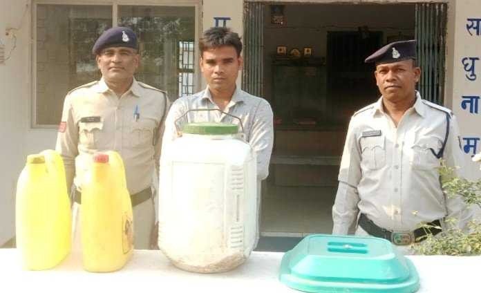 25 लीटर महुआ शराब के साथ आरोपी मुक्ताराजा गांव से गिरफ्तार 25 लीटर महुआ शराब के साथ आरोपी मुक्ताराजा गांव से गिरफ्तार kshititech